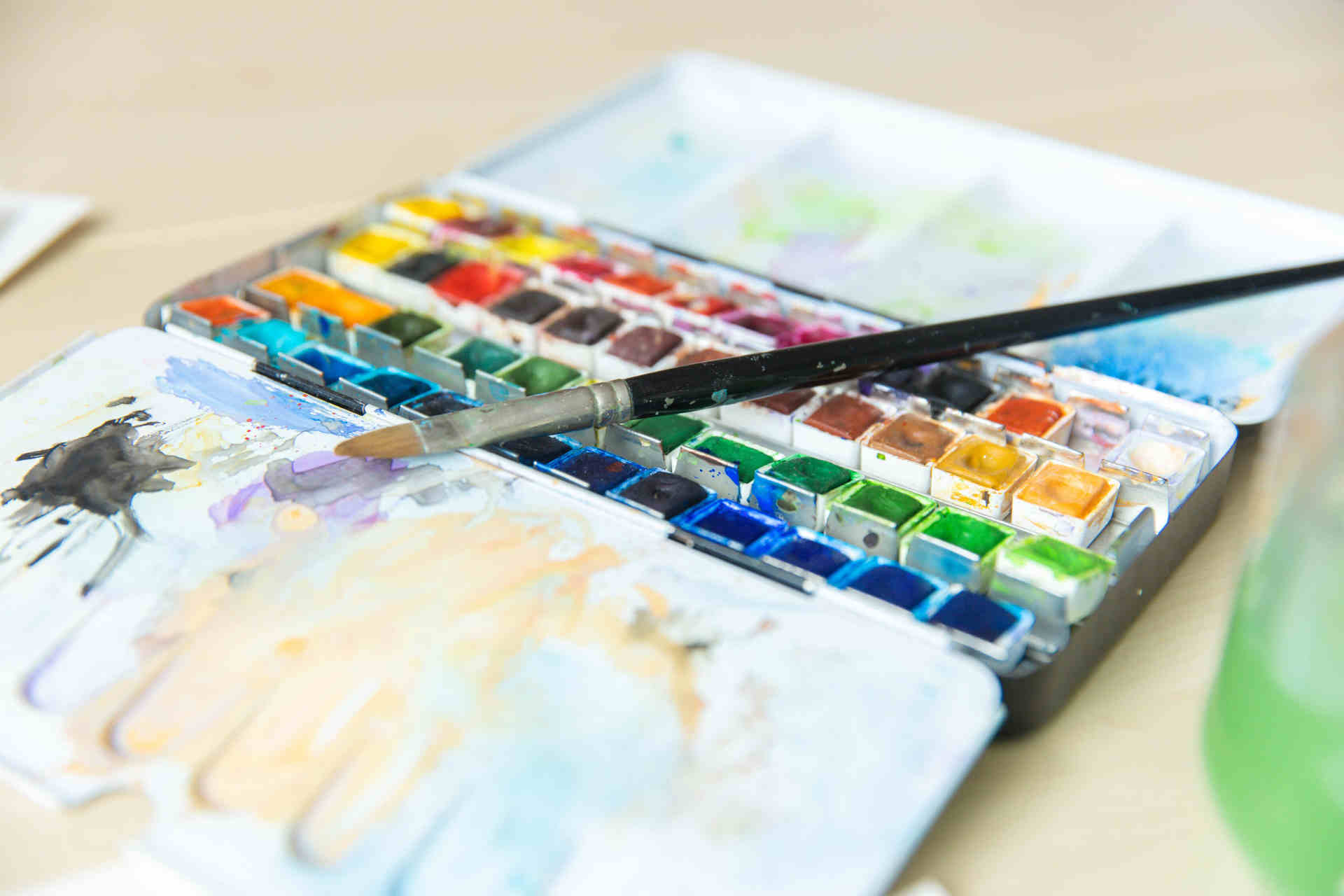 Kreativ- und Malkurse 4 aquarellfarbkasten mit pinsel grosses bild