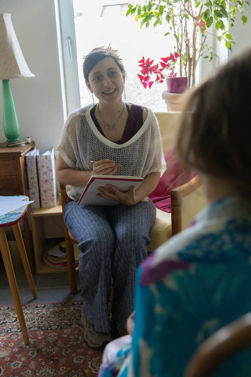 energetische heilarbeit im gespraech mit klientin