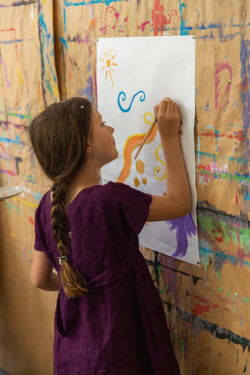 maedchen beim intuitiven malen