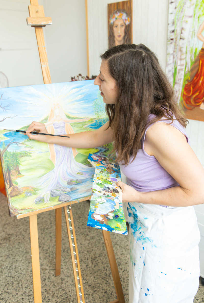 nina goeckel am gemälde segen der weiblichkeit