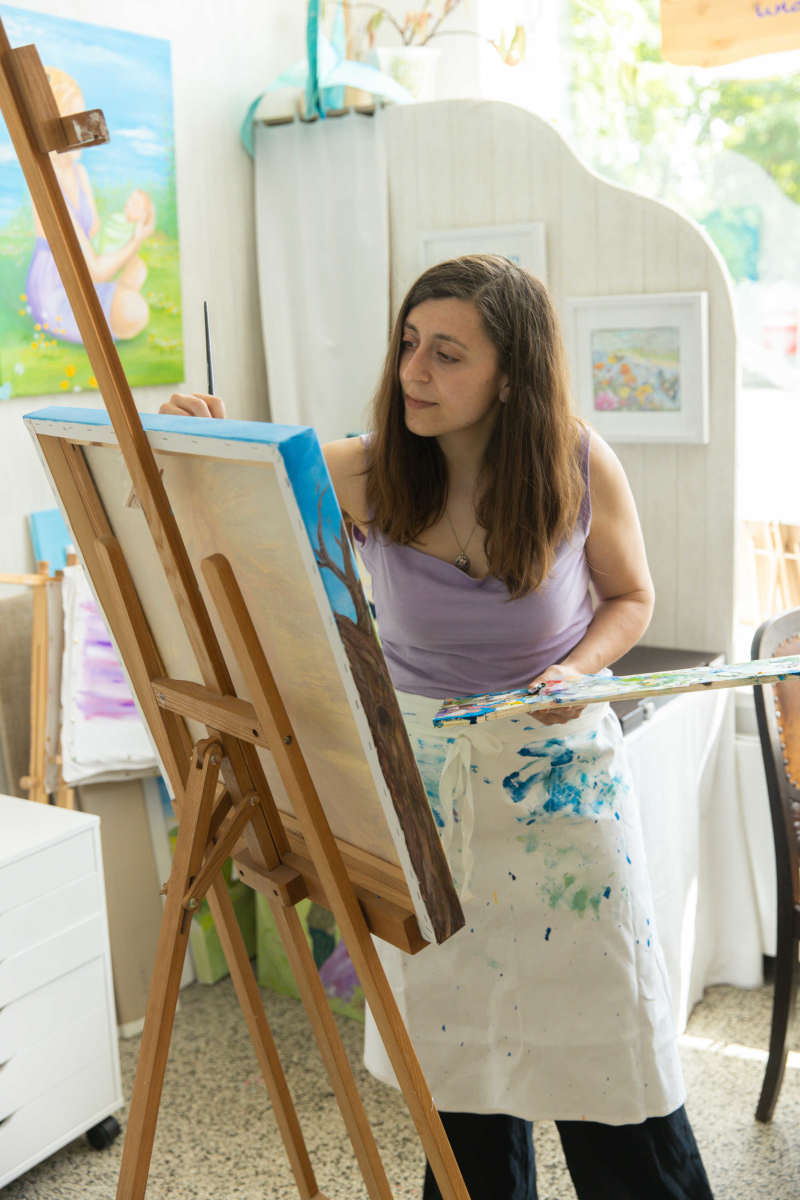 nina goeckel beim malen an der leinwand kleines bind