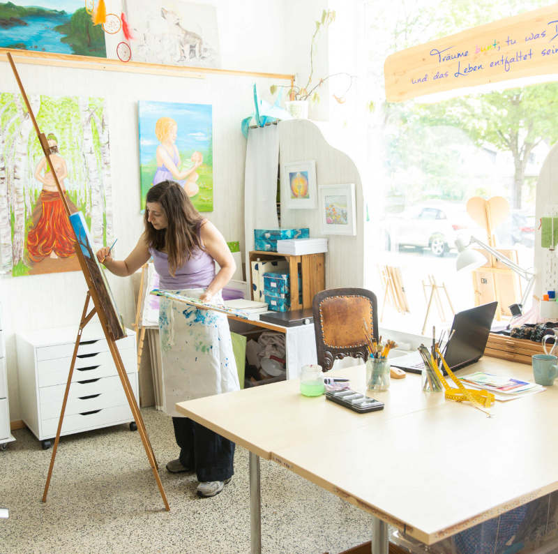 nina goeckel im atelier zauberhafte kuenste beim malen x
