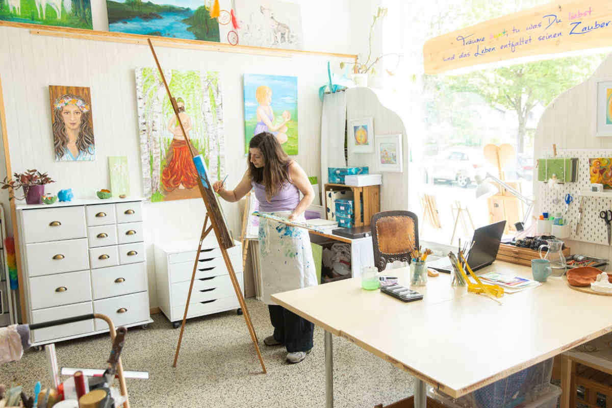 Kreativ- und Malkurse 3 nina goeckel im atelier zauberhafte kuenste beim malen kleines bild