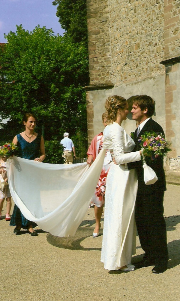 brautpaar hochzeitskleid mit abnehmbarem schleier bolero und beutel fuer schwangere anfertigung nach mass